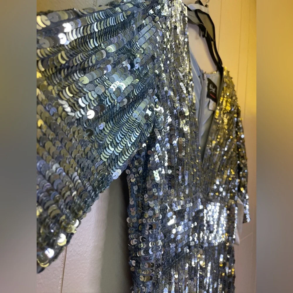 Mac Duggal 4707 Sequin Stripe Platinum Metallic V-Neck Gown Size 12 - Picture 6 of 13